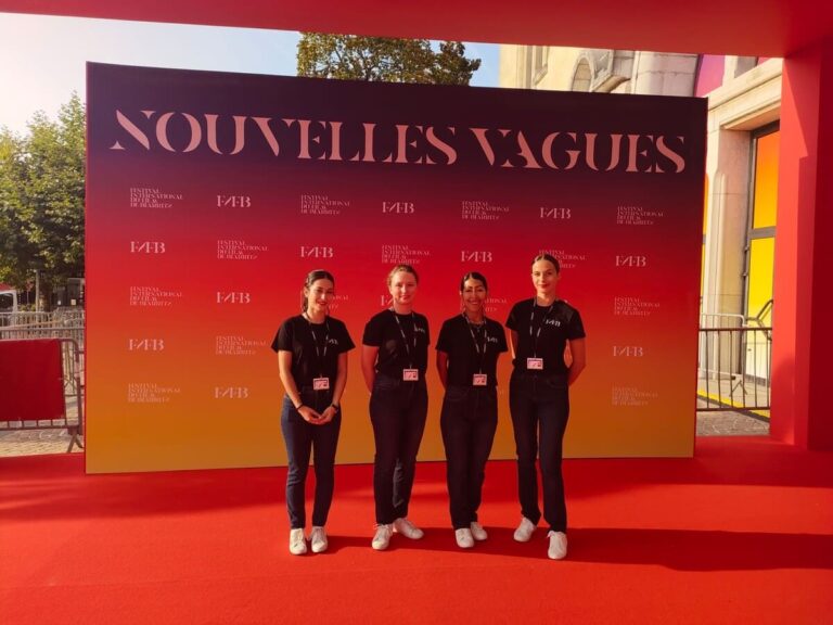 Les hôtesses de l'agence Uliss posent devant le Photo call du festival du film à la gare du midi.